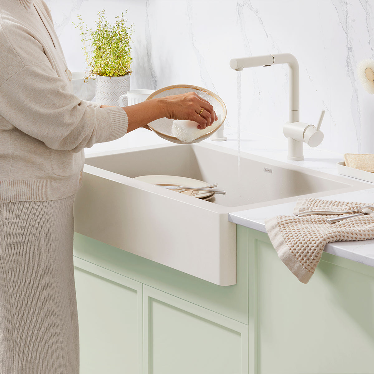 Blanco - 526963 - Linus Low Arc Pull-Out Dual-Spray Kitchen Faucet - Soft White - Beauty Shot 8