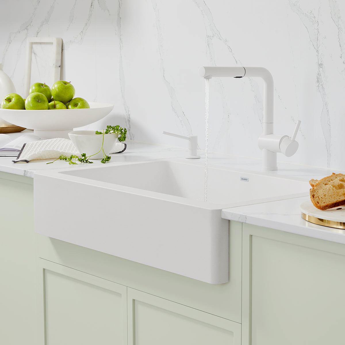 Blanco - 526373 - Linus Low Arc Pull-Out Dual-Spray Kitchen Faucet - White - Beauty Shot 4