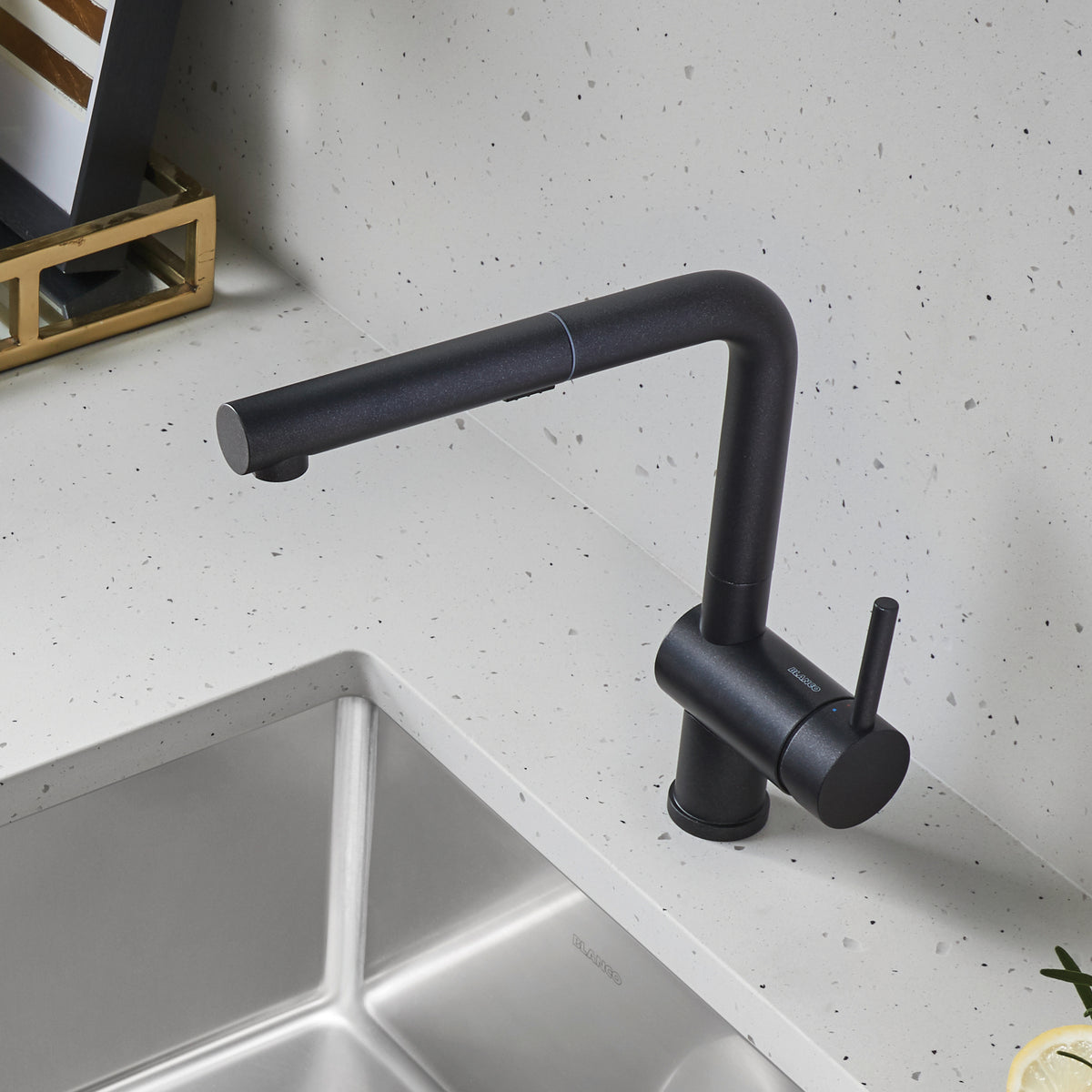 Blanco - 526367 - Linus Low Arc Pull-Out Dual-Spray Kitchen Faucet - Anthracite - Beauty Shot 3