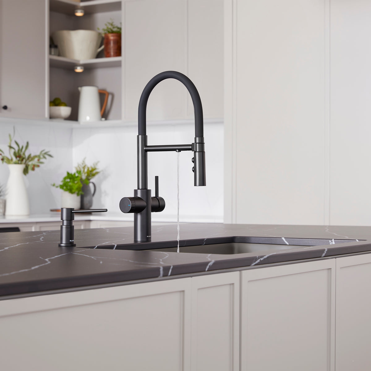 Blanco - 442992 - Catris Flexo Filter-Ready Semi-Pro Pull-Down Dual-Spray Kitchen Faucet - Matte Black - Beauty Shot 2