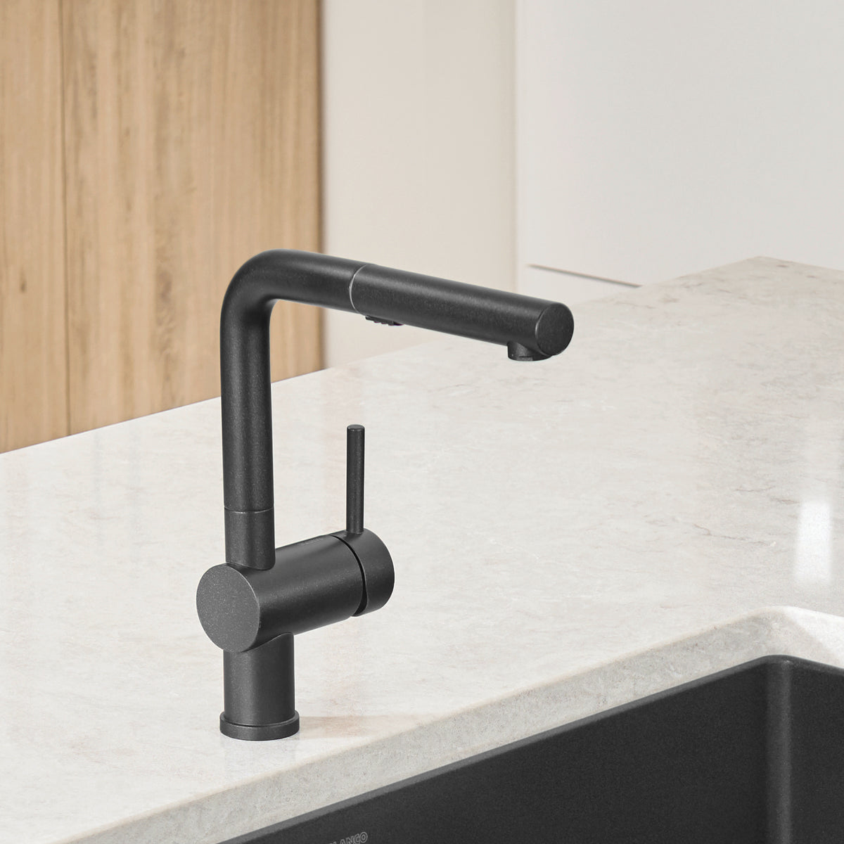 Blanco - 526367 - Linus Low Arc Pull-Out Dual-Spray Kitchen Faucet - Anthracite - Beauty Shot 2