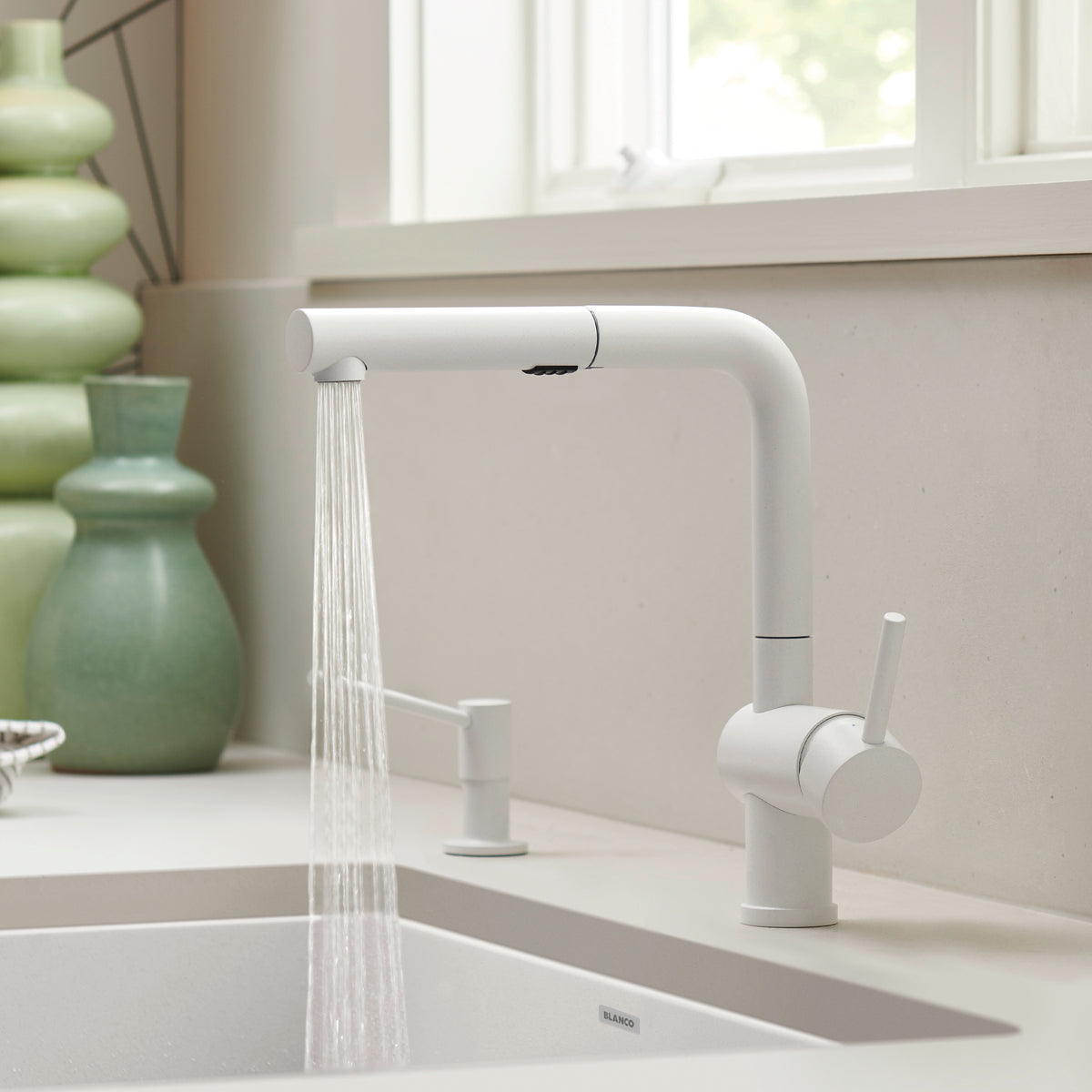 Blanco - 526373 - Linus Low Arc Pull-Out Dual-Spray Kitchen Faucet - White - Beauty Shot 2