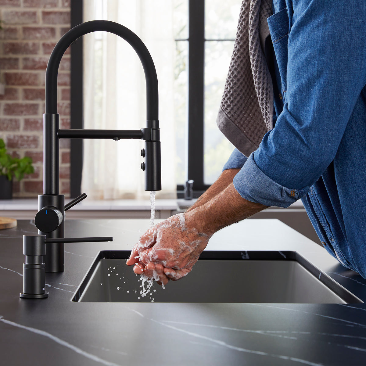 Blanco - 442992 - Catris Flexo Filter-Ready Semi-Pro Pull-Down Dual-Spray Kitchen Faucet - Matte Black - Beauty Shot 10
